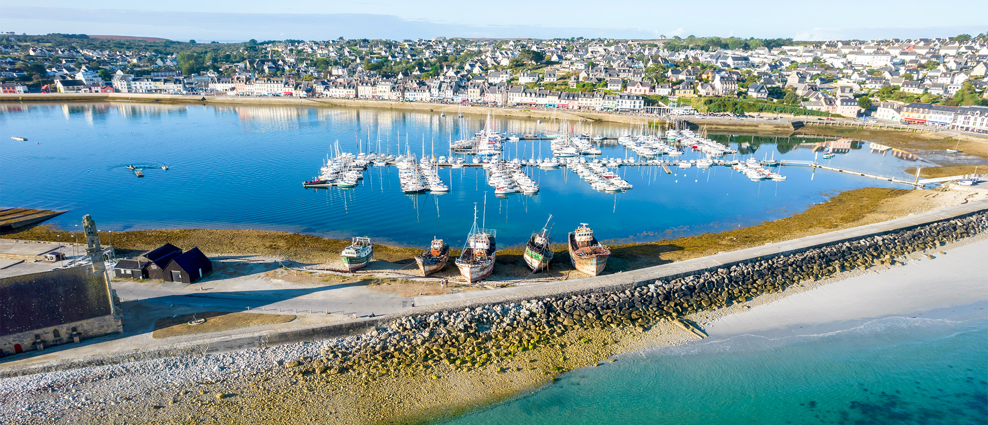 Vue aérienne d'un port breton pittoresque.