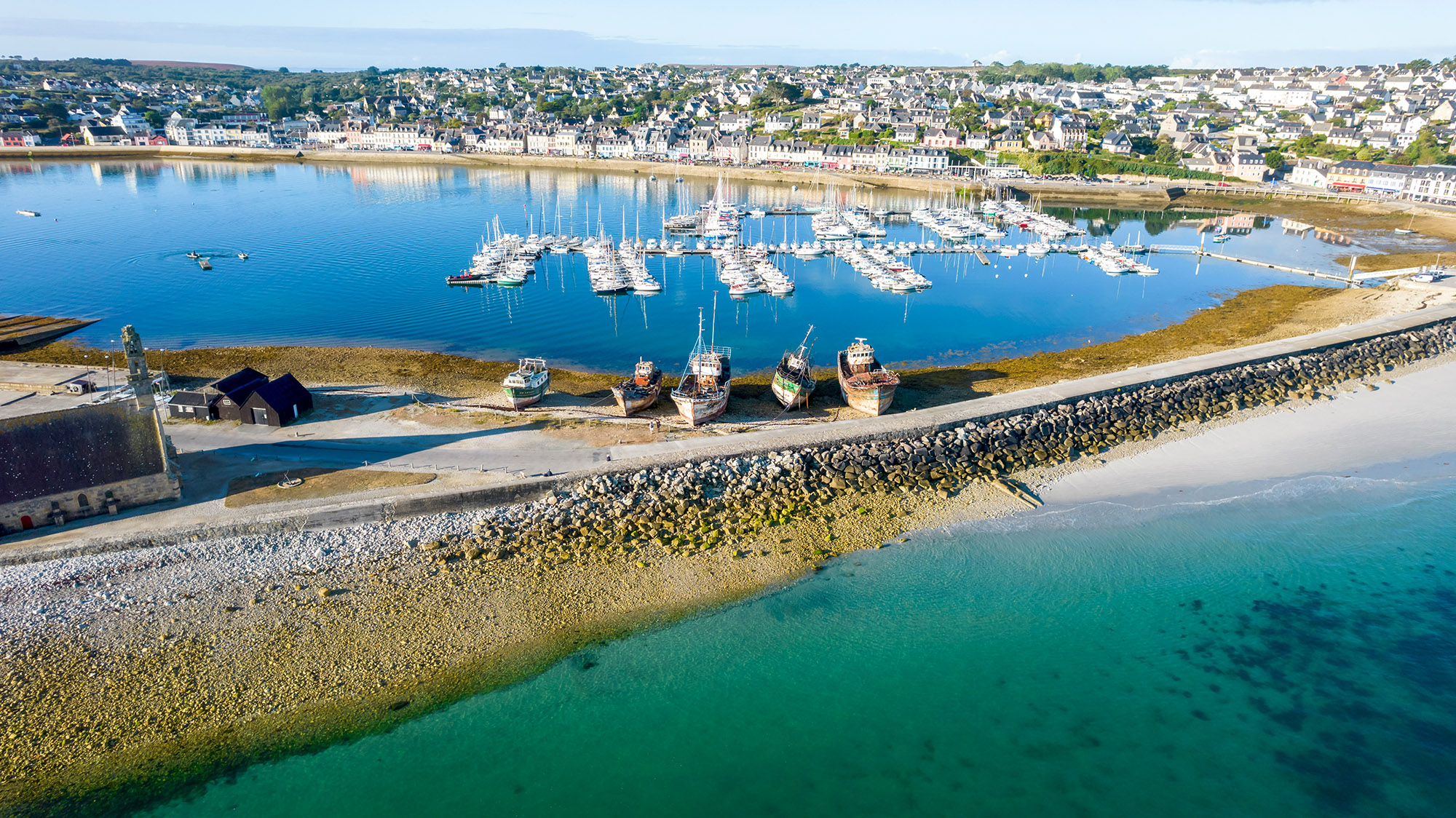 Vue aérienne d'un port et d'une plage