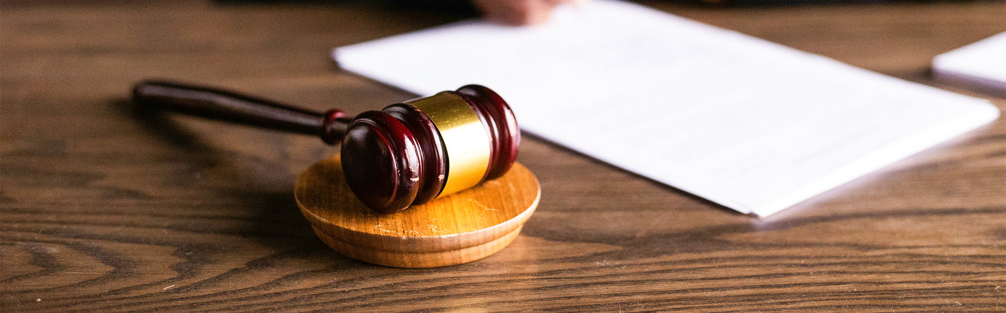 Marteau de juge sur bureau en bois