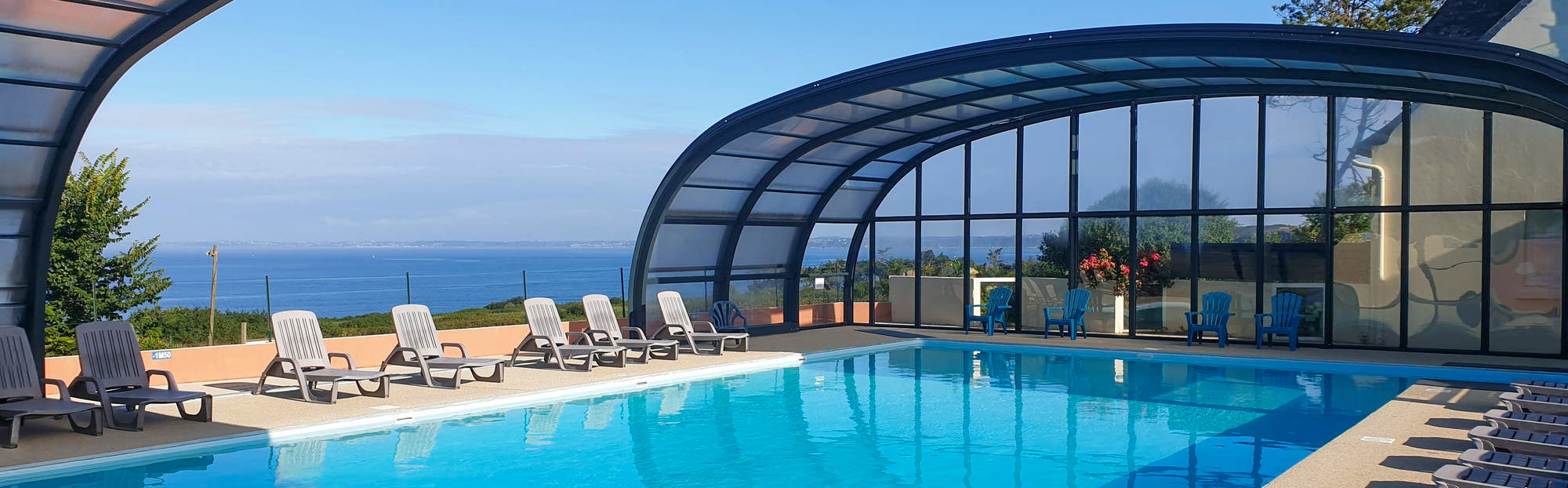 Piscine couverte avec vue sur la mer