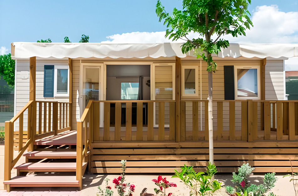 Maison mobile avec terrasse en bois.