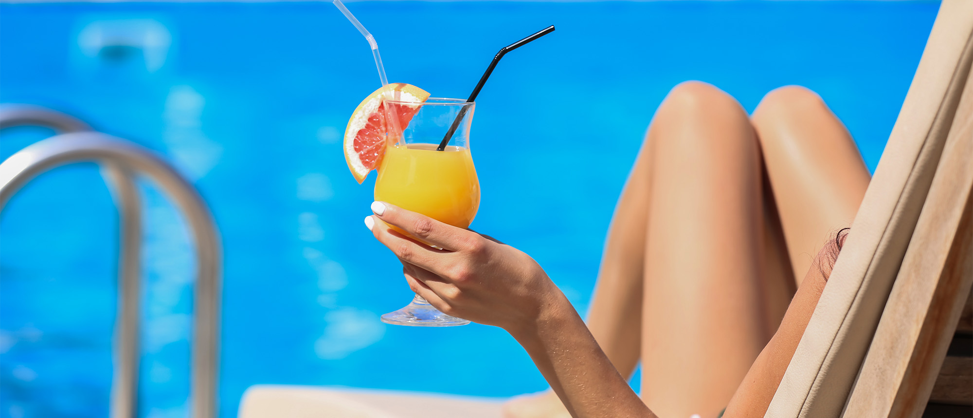 Cocktail au bord de la piscine ensoleillée.