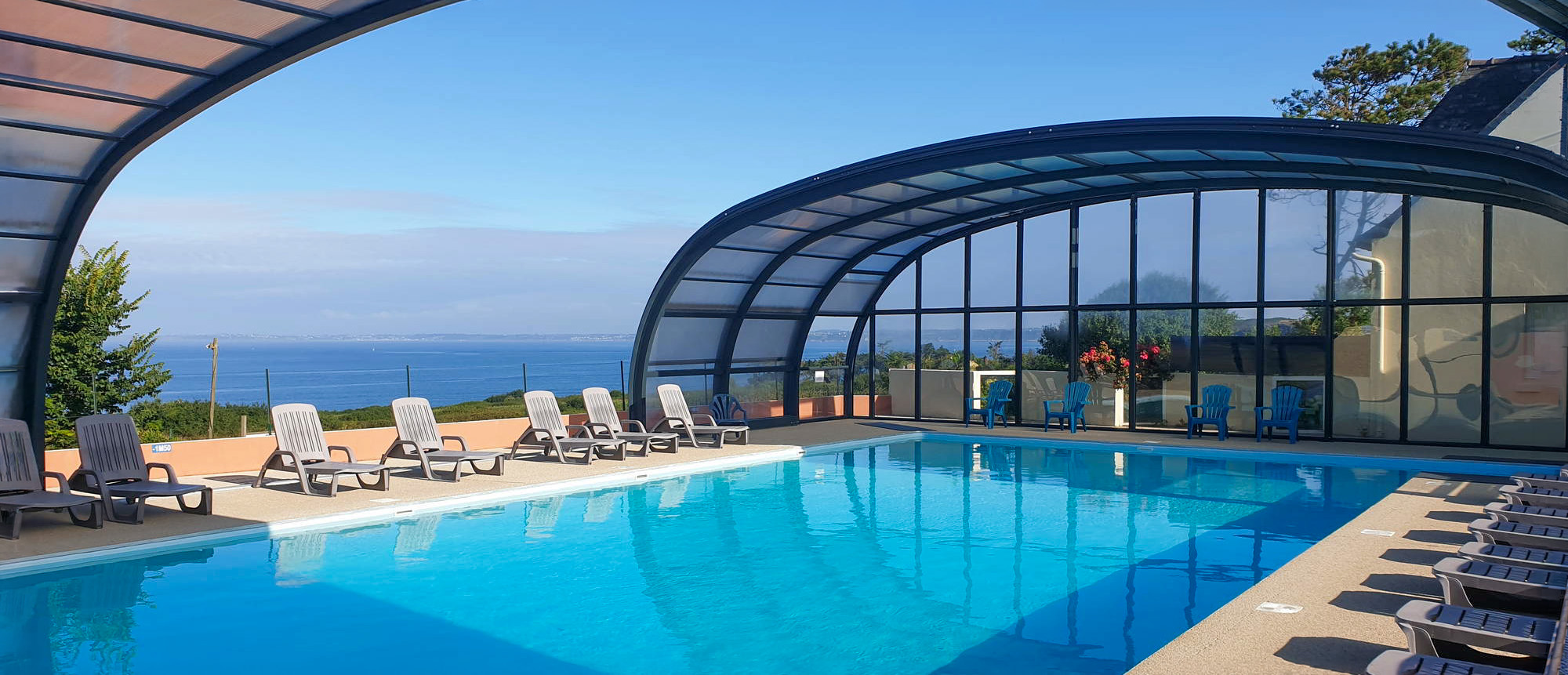 Piscine couverte avec vue sur la mer.