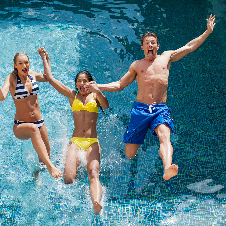 se rafraichir dans la piscine