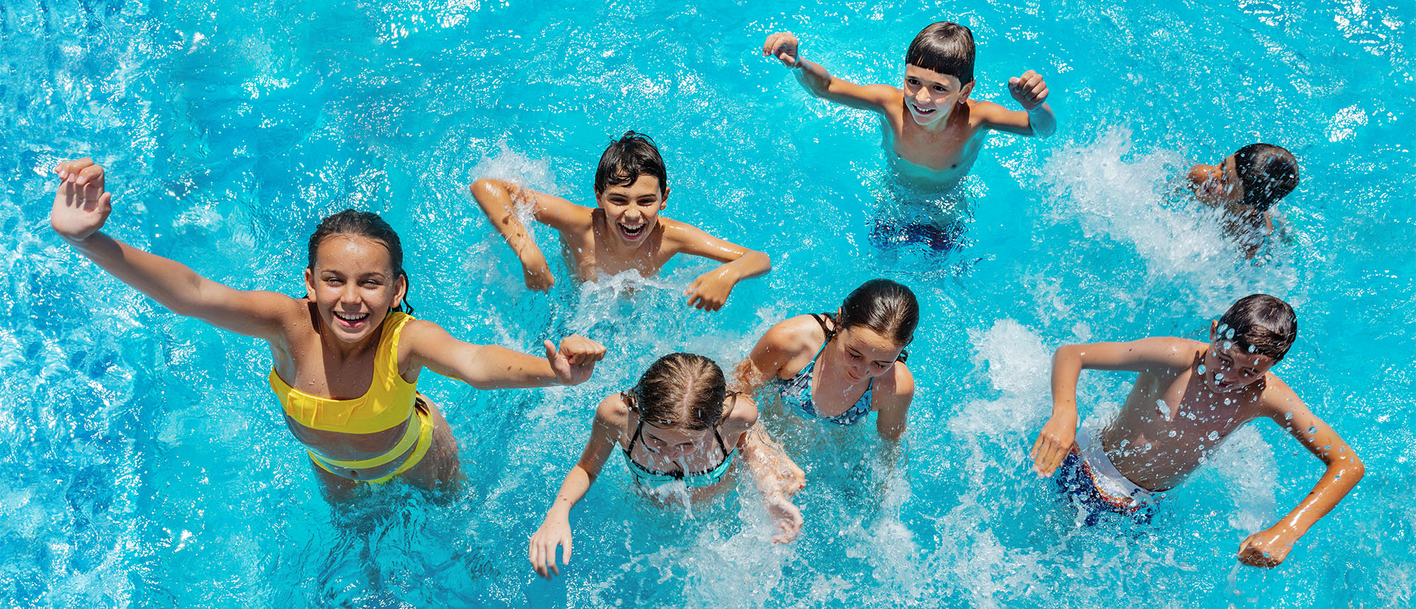 Enfants s'amusant dans une piscine.